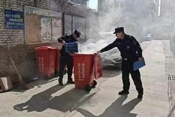 垃圾桶变“火桶” 民警快速扑灭！